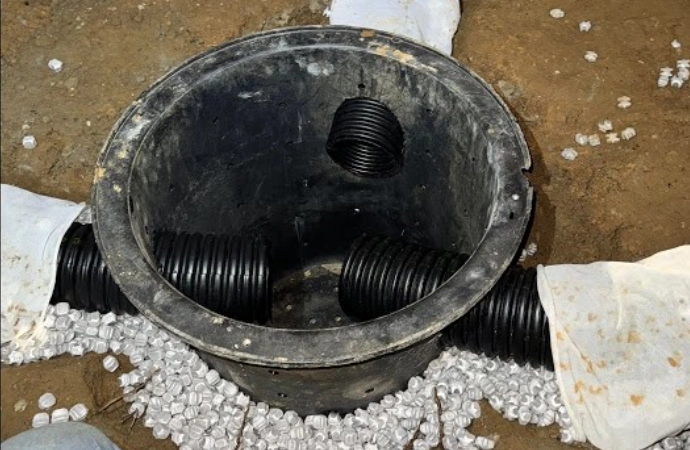 Drainage tile system in a crawlspace